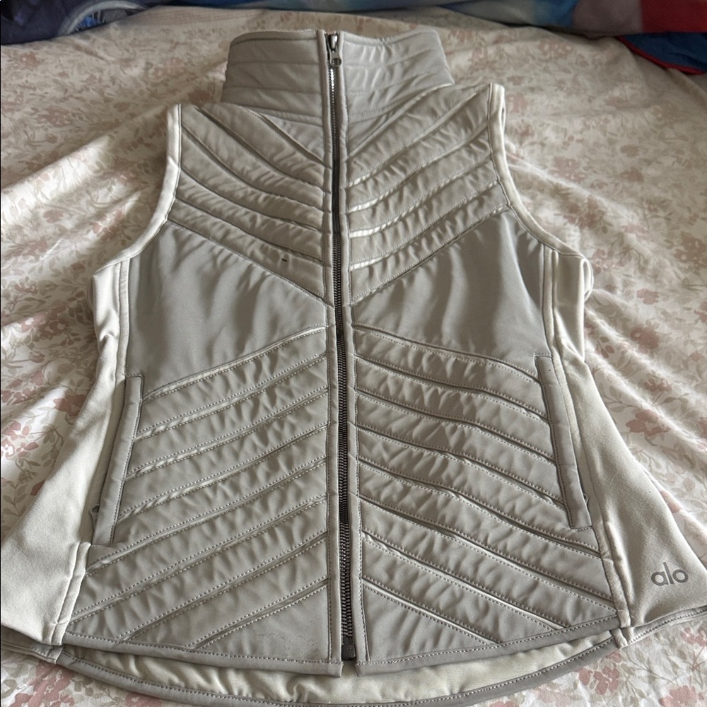 ALO Yoga Women's Light Gray Quilted Vest